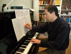 Scribbling dots at the piano (2008). Photo: Nico Komen