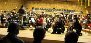 Vince Mendoza conducting at the MCO