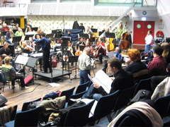 Cursist met coaches en orkest